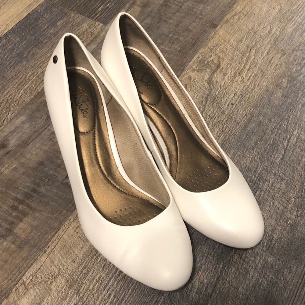 LifeStride Parigi White Pumps Size 12